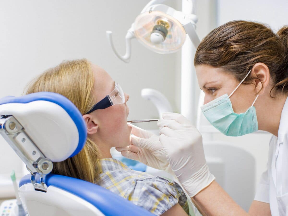 что делает врач-стоматолог?