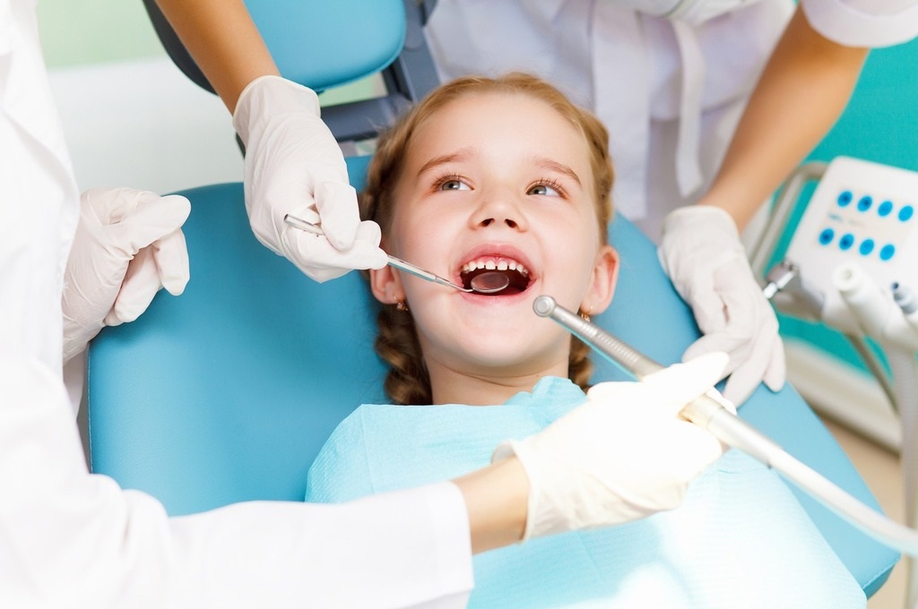 Уход за первыми зубками и первый поход к стоматологу
